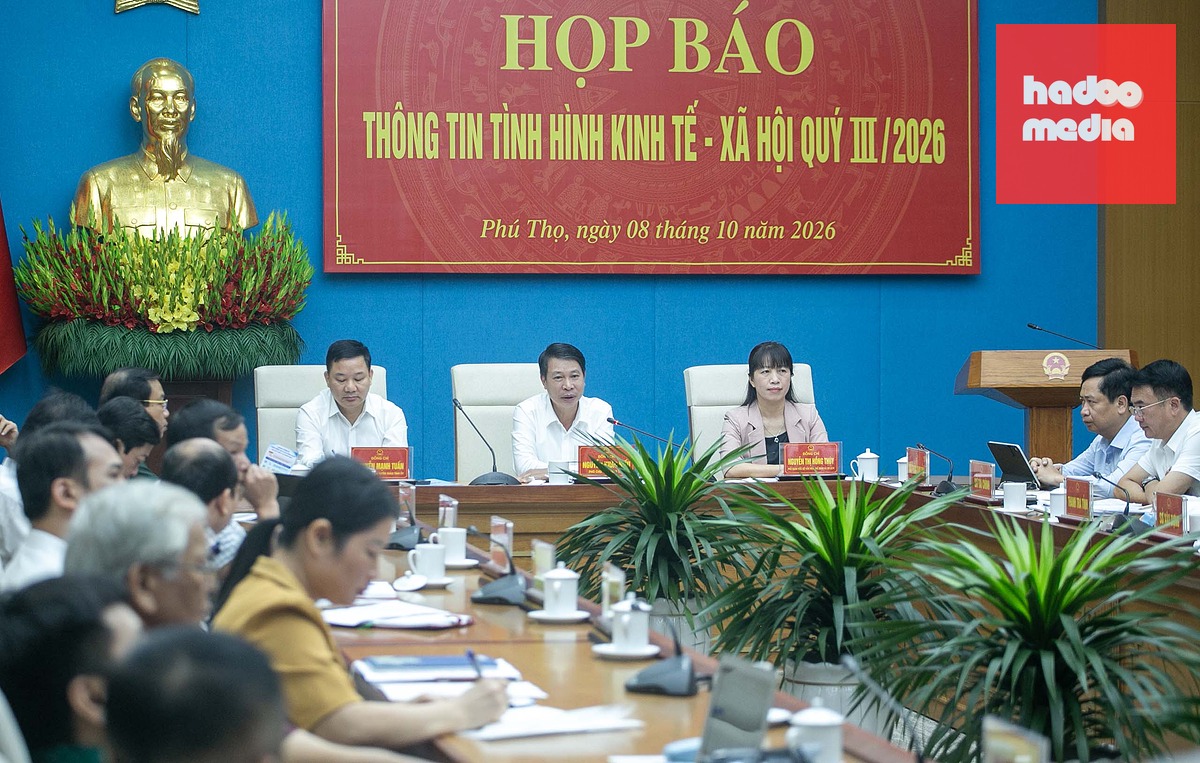 Phó chủ tịch UBND tỉnh Phú Thọ Nguyễn Khắc Hiếu chủ trì buổi họp báo - Ảnh: C.TUỆ
