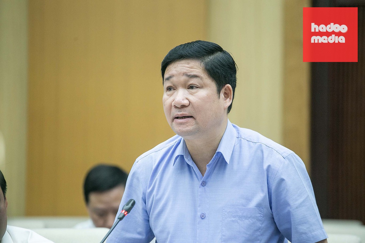 Ông Trần Văn Hòa, Phó giám đốc Sở Nội vụ tỉnh Phú Thọ, thông tin tại buổi họp báo - Ảnh: C.TUỆ