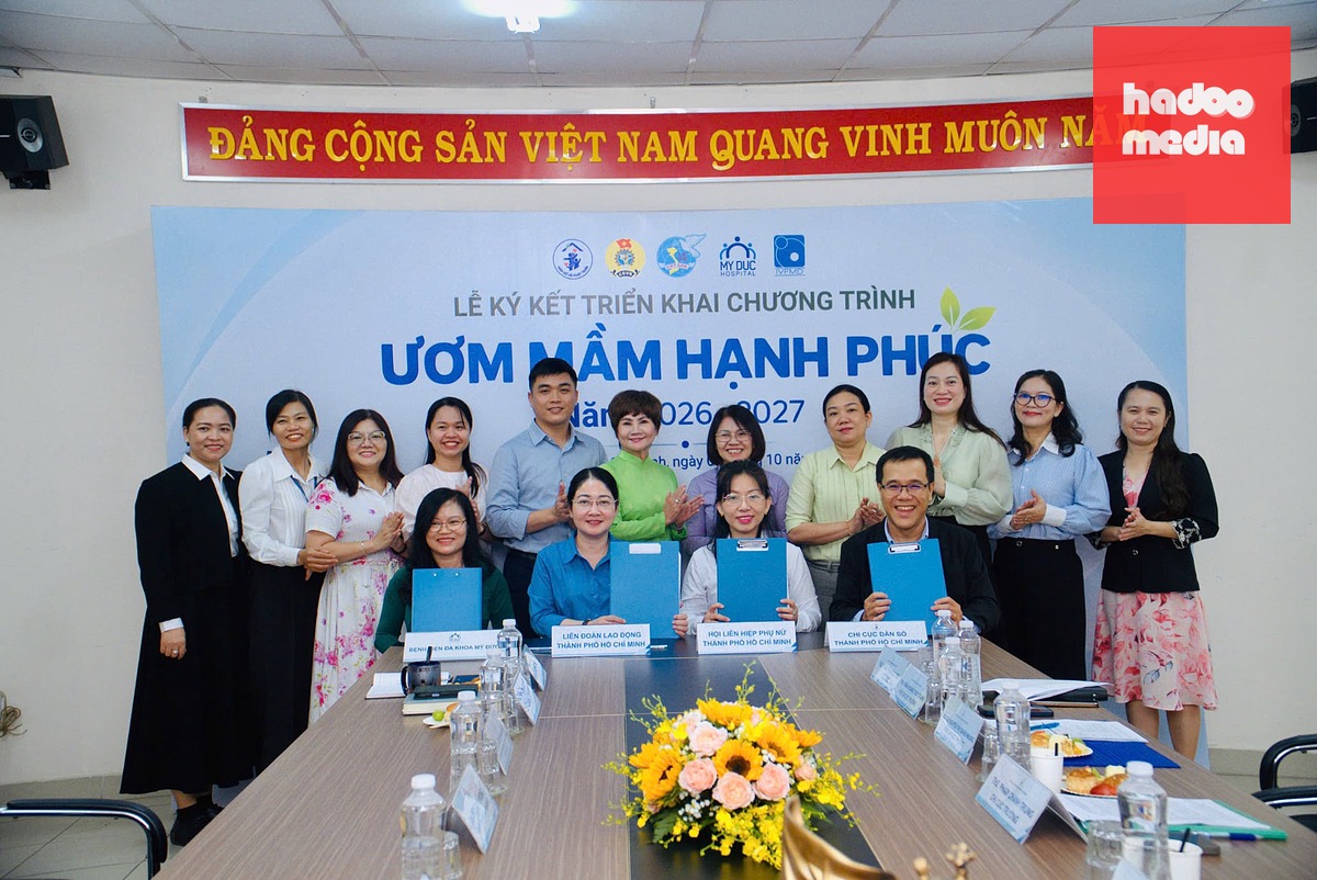 Đại diện các bên Chi cục Dân số TP.HCM, Hội Liên hiệp Phụ nữ, Liên đoàn Lao động thành phố và Bệnh viện Đa khoa Mỹ Đức ký kết triển khai chương trình "Ươm mầm hạnh phúc" năm 2026 - 2027 - Ảnh: Chi cục Dân số TP.HCM cung cấp
