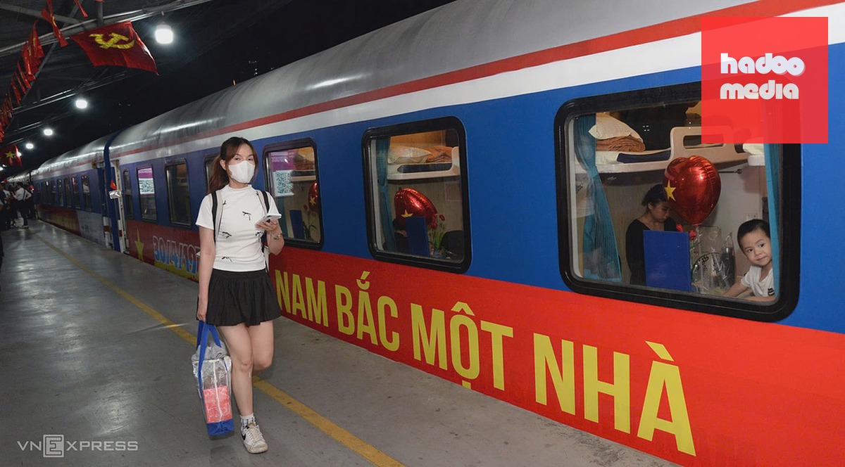 Hành khách đi tàu tại ga Sài Gòn. Ảnh: Gia Minh