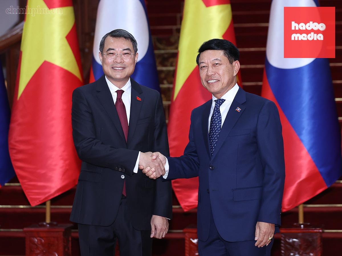 Thủ tướng Lào Saleumxay Kommasith và Thủ tướng Lê Minh Hưng chụp ảnh chung trước khi bước vào hội đàm - Ảnh: CHINHPHU.VN