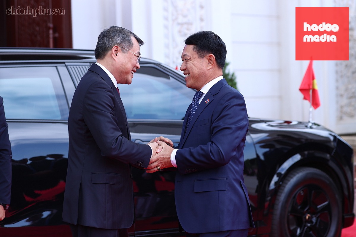 Thủ tướng Saleumxay Kommasith đón Thủ tướng Lê Minh Hưng tại Phủ Thủ tướng Lào - Ảnh: CHINHPHU.VN