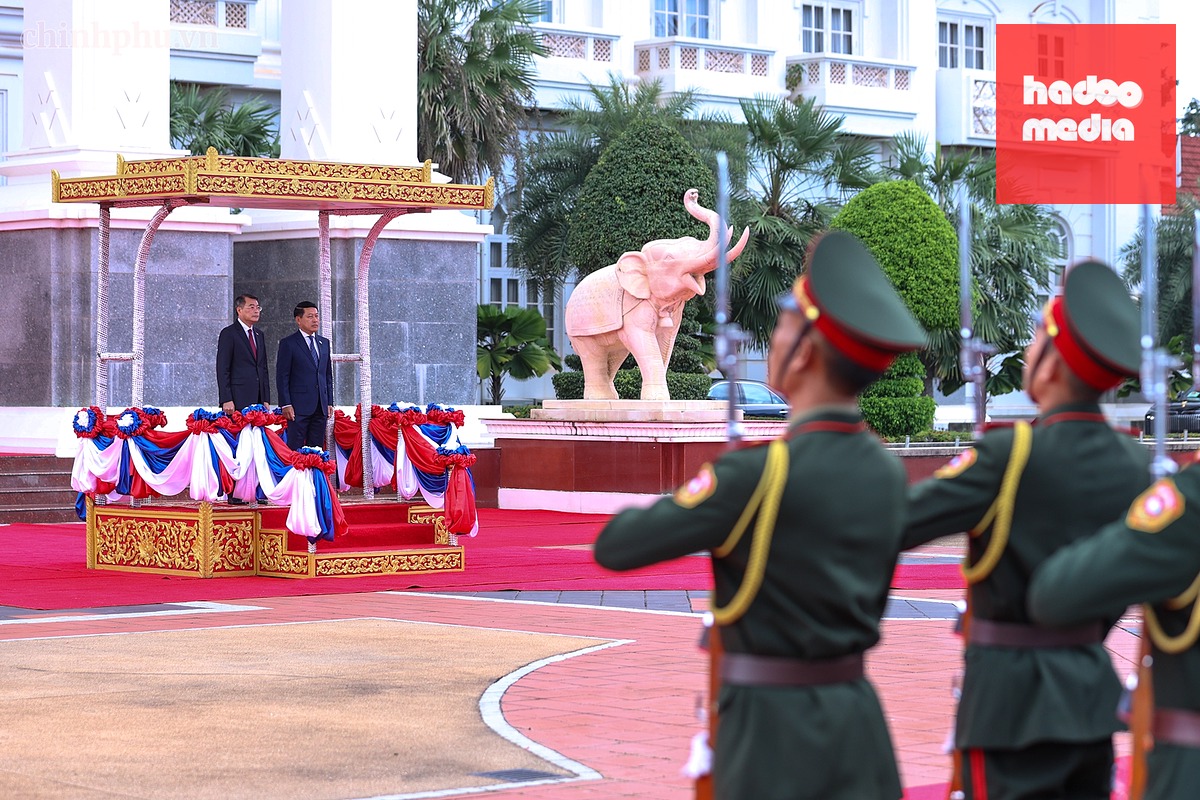 Hai nhà lãnh đạo tại vị trí danh dự - Ảnh: CHINHPHU.VN
