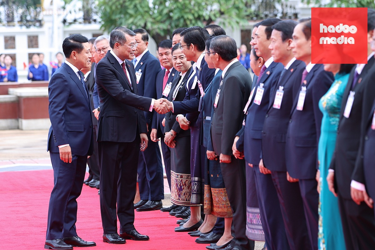 Thủ tướng Lào Saleumxay Kommasith giới thiệu các đại biểu phía Lào tham dự lễ đón  - Ảnh: CHINHPHU.VN