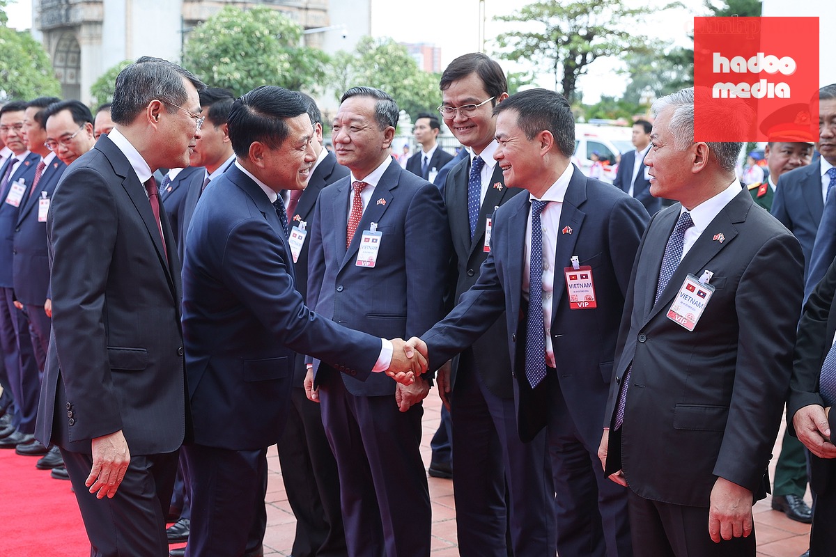 Thủ tướng Lê Minh Hưng giới thiệu đoàn đại biểu Việt Nam tham gia chuyến thăm lần này - Ảnh: CHINHPHU.VN