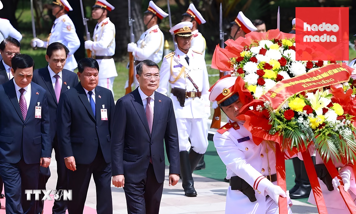 Ngay sau khi đến sân bay quốc tế Wattay vào ngày 8-10, Thủ tướng Lê Minh Hưng và đoàn đại biểu cấp cao Việt Nam đã đến dâng hoa tại Đài tưởng niệm các liệt sĩ vô danh ở thủ đô Vientiane, bày tỏ lòng thành kính và ghi nhớ công ơn to lớn của các anh hùng liệt sĩ đã anh dũng hy sinh vì nền độc lập, tự do cho hai dân tộc, cũng như vì sự nghiệp bảo vệ, xây dựng và phát triển đất nước của hai nước - Ảnh: TTXVN