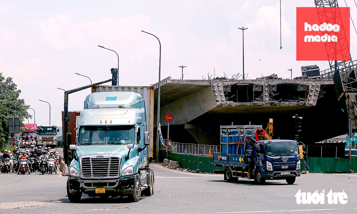 Xe công trình TP.HCM chỉ được chạy ban đêm, trừ việc cấp bách - Ảnh: CHÂU TUẤN