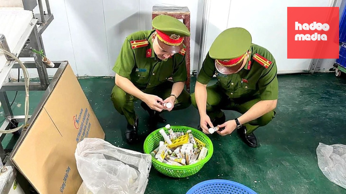Lực lượng chức năng kiểm tra thực phẩm giả - Ảnh: Công an cung cấp