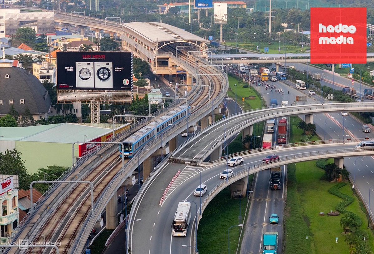 Tuyến metro số 1 Bến Thành - Suối Tiên di chuyển trên xa lộ Hà Nội (đường Võ Nguyên Giáp) vào 2024. Ảnh: Quỳnh Trần