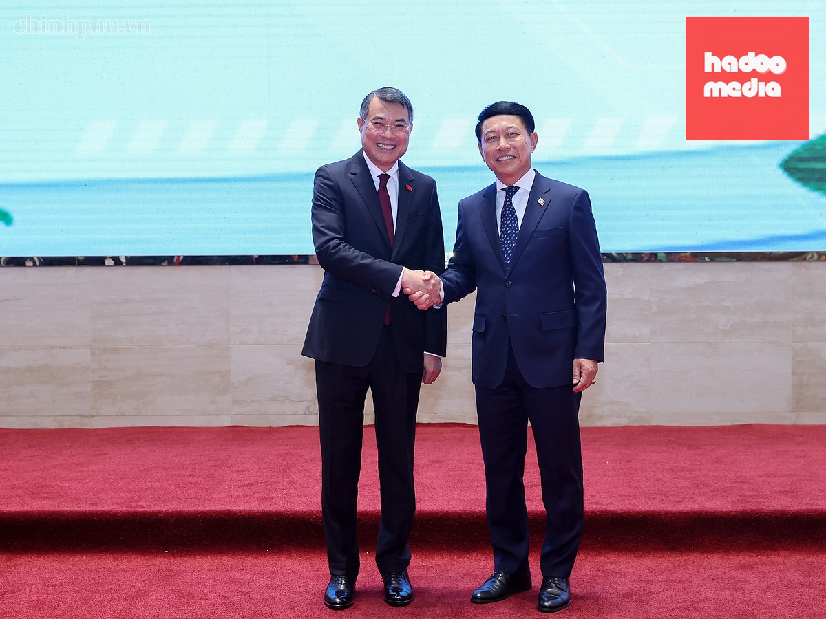 Thủ tướng Lê Minh Hưng và Thủ tướng Lào Saleumxay Kommasit dự Hội nghị xúc tiến đầu tư Việt Nam - Lào tại thủ đô Vientiane - Ảnh: chinhphu.vn
