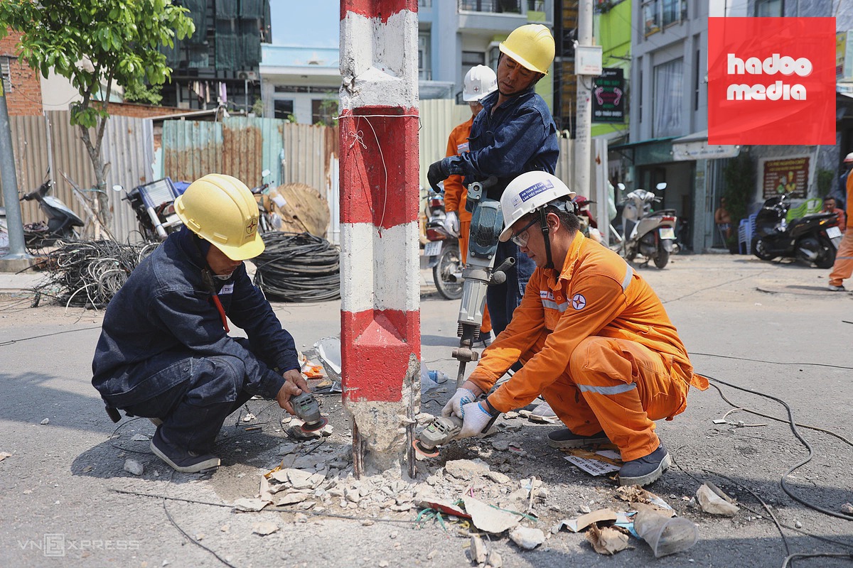 Di dời gần 30 trụ điện trên đường Chu Văn An mở rộng ở TP HCM