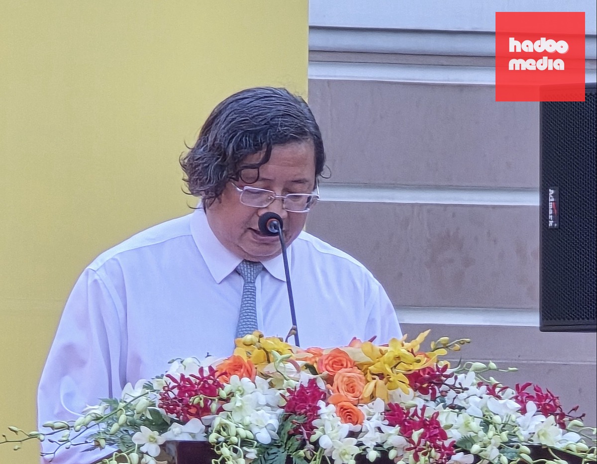 Ông Nguyễn Minh Nhựt, Phó giám đốc Sở Văn hóa và Thể thao TP.HCM, đọc quyết định công nhận nghệ thuật lân sư rồng của người Hoa ở TP.HCM vào danh mục di sản văn hóa phi vật thể quốc gia - Ảnh: HOÀNG LÊ