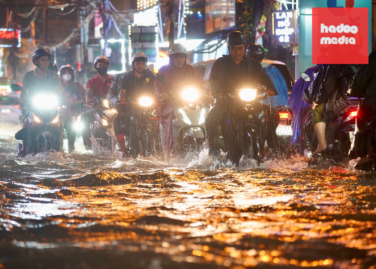 Chiều tối thời tiết Nam Bộ vẫn còn những cơn mưa to - Ảnh: THUẬN VĂN
