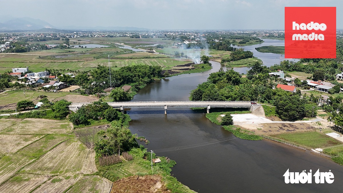 Cầu Trà Đình (xã Xuân Phú) làm xong từ năm 2020 nhưng đến nay vẫn chưa thi công đường dẫn - Ảnh: TRẦN THƯỜNG