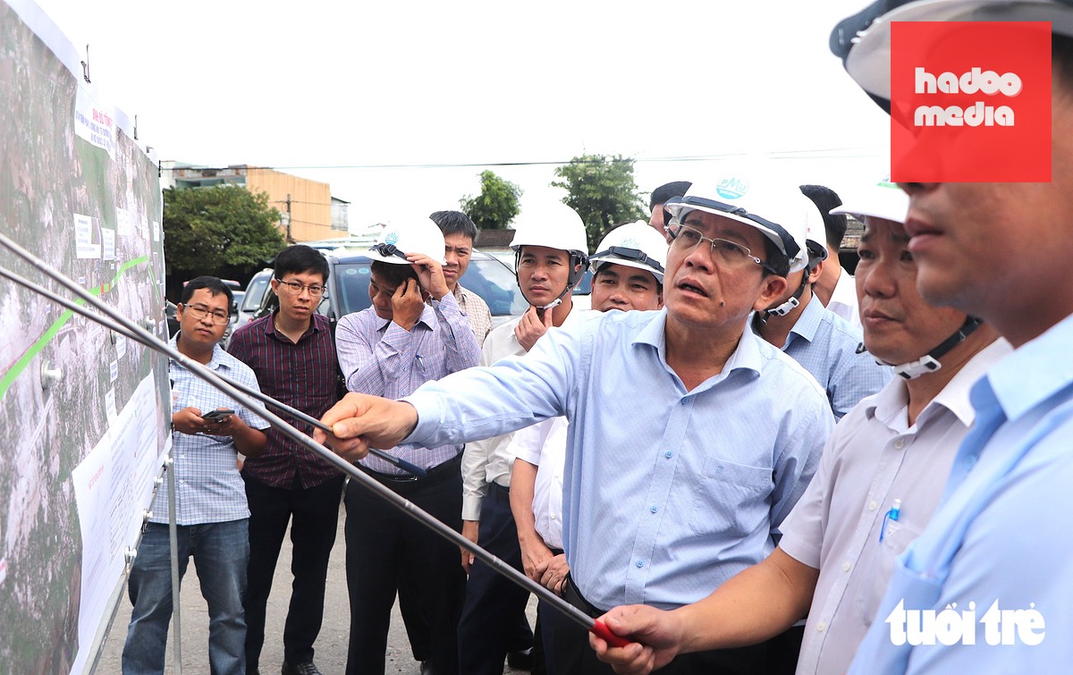Ông Trần Nam Hưng, Phó chủ tịch UBND TP Đà Nẵng, thường xuyên đi kiểm tra, thúc tiến độ các dự án cầu thiếu đường dẫn trên địa bàn - Ảnh: TRẦN THƯỜNG