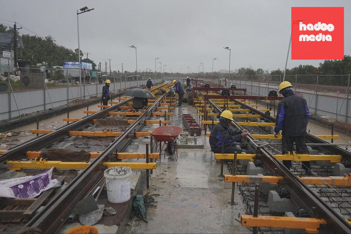 Đường sắt nhẹ chạy giữa tuyến ĐT.975 đang được lắp ray. Ảnh: Phương Linh