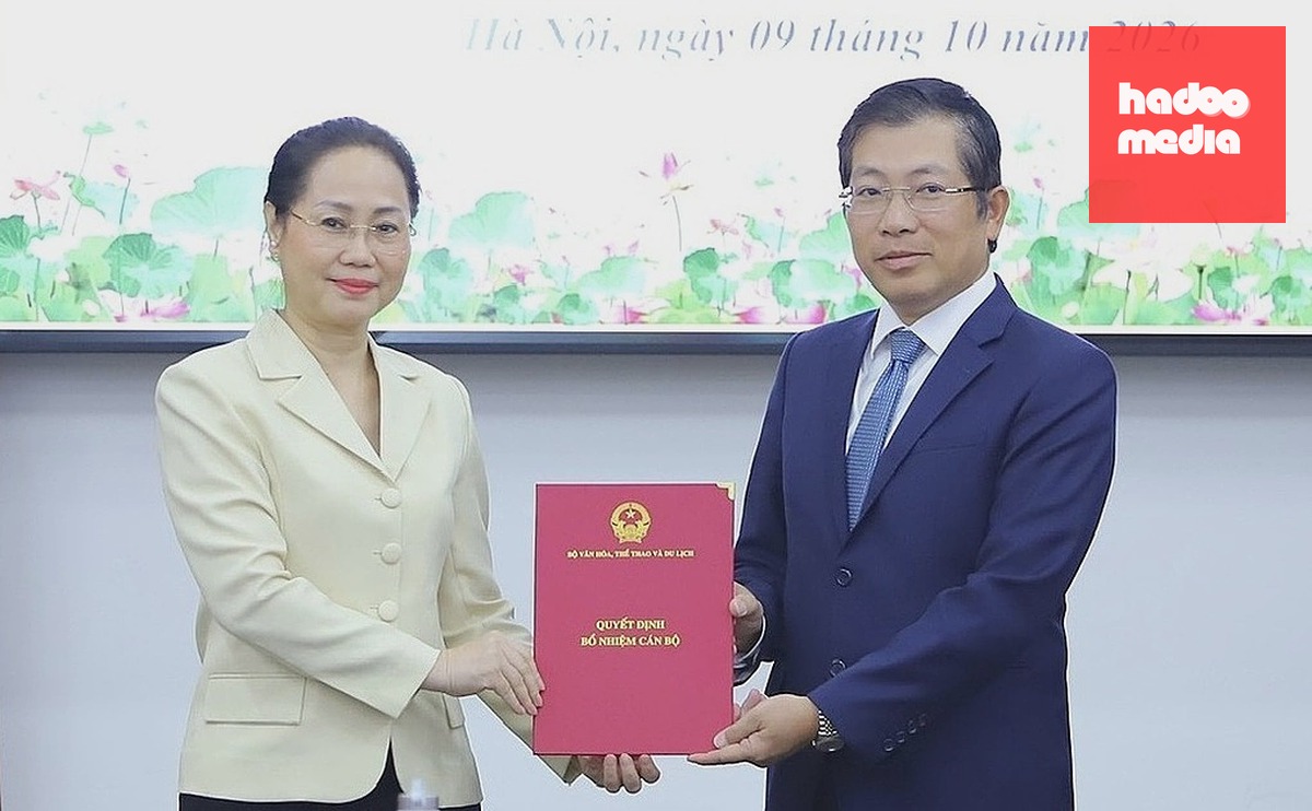 Bộ trưởng Văn hóa Thể thao và Du lịch Lâm Thị Phương Thanh trao quyết định bổ nhiệm ông Lưu Đình Phúc giữ chức vụ Cục trưởng Cục Xuất bản và Thư viện. Ảnh: Hoàng Phong