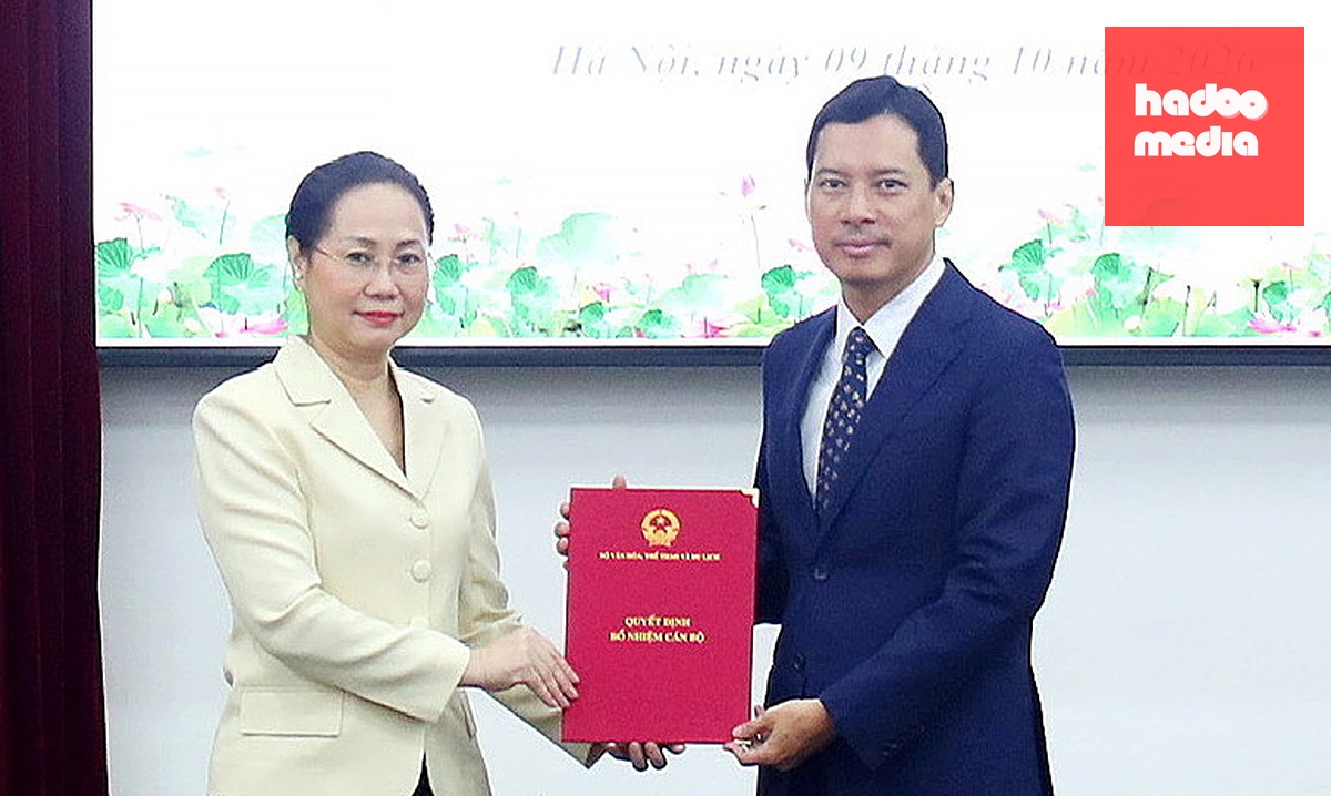 Ông Lê Quang Tự Do nhận quyết định giữ chức Cục trưởng Cục Báo chí. Ảnh: Hoàng Phong