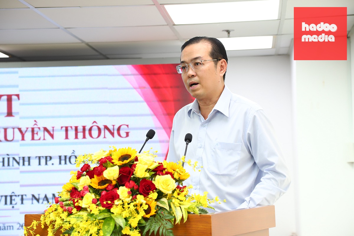Ông Lê Văn Minh - Thành ủy viên, Tổng giám đốc Cơ quan Báo và Phát thanh, Truyền hình TP.HCM - phát biểu tại lễ ký kết - Ảnh: NGỌC LÂN