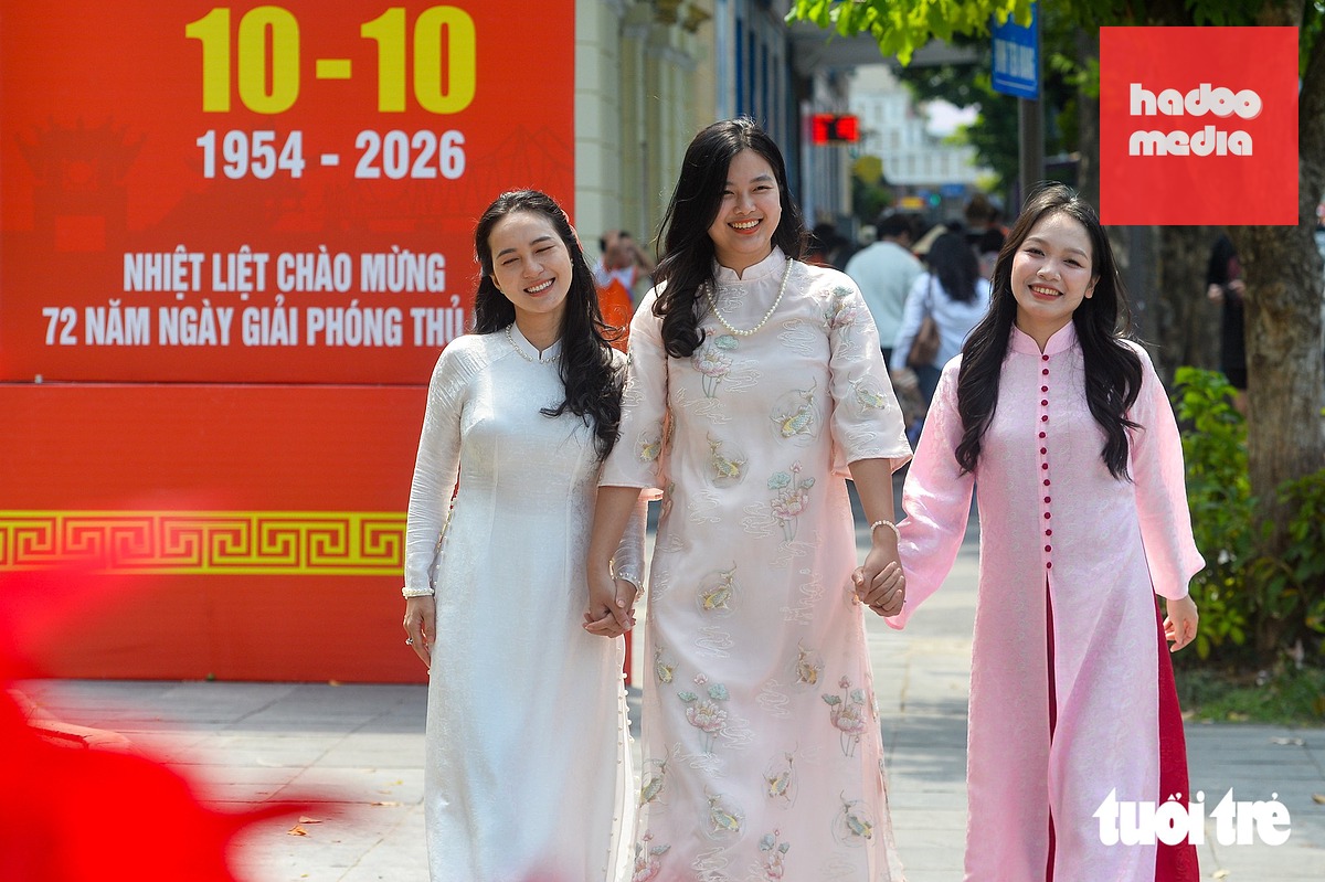 Hướng tới kỷ niệm 72 năm Ngày Giải phóng Thủ đô, trên các con đường, tuyến phố của Hà Nội được trang trí rực rỡ cờ hoa, panô. Dưới tiết trời thu mát mẻ, nhiều người xuống phố chụp ảnh lưu giữ kỷ niệm - Ảnh: PHÚC TÀI