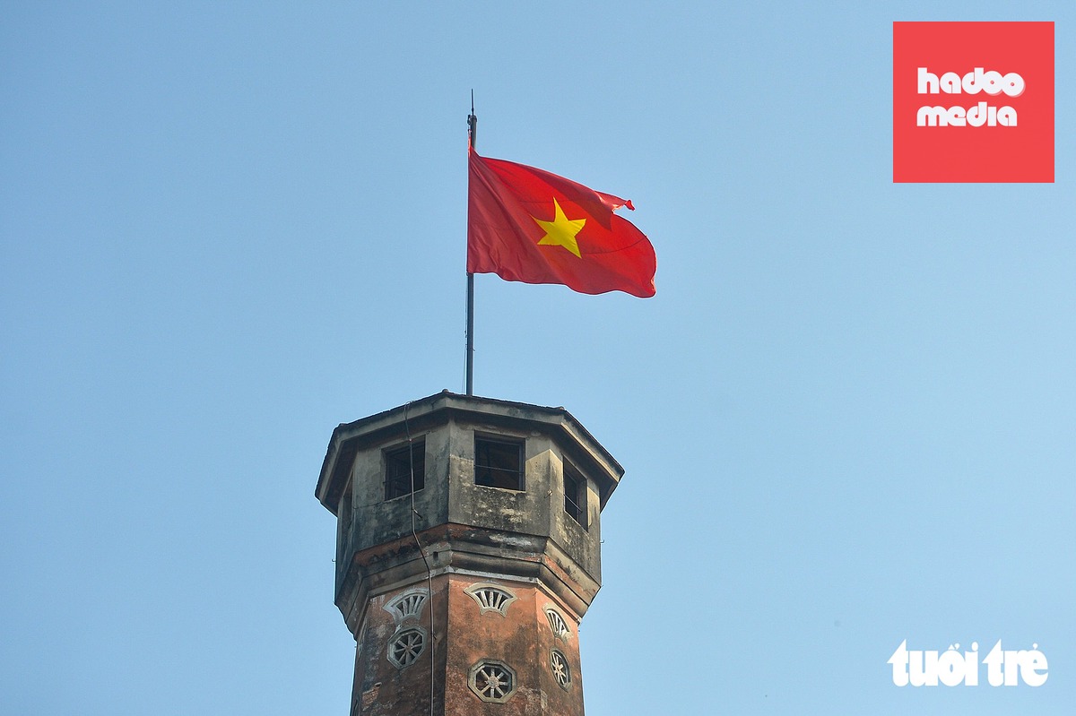 Lá cờ tung bay kiêu hãnh trên Cột cờ Hà Nội - Ảnh: PHÚC TÀI