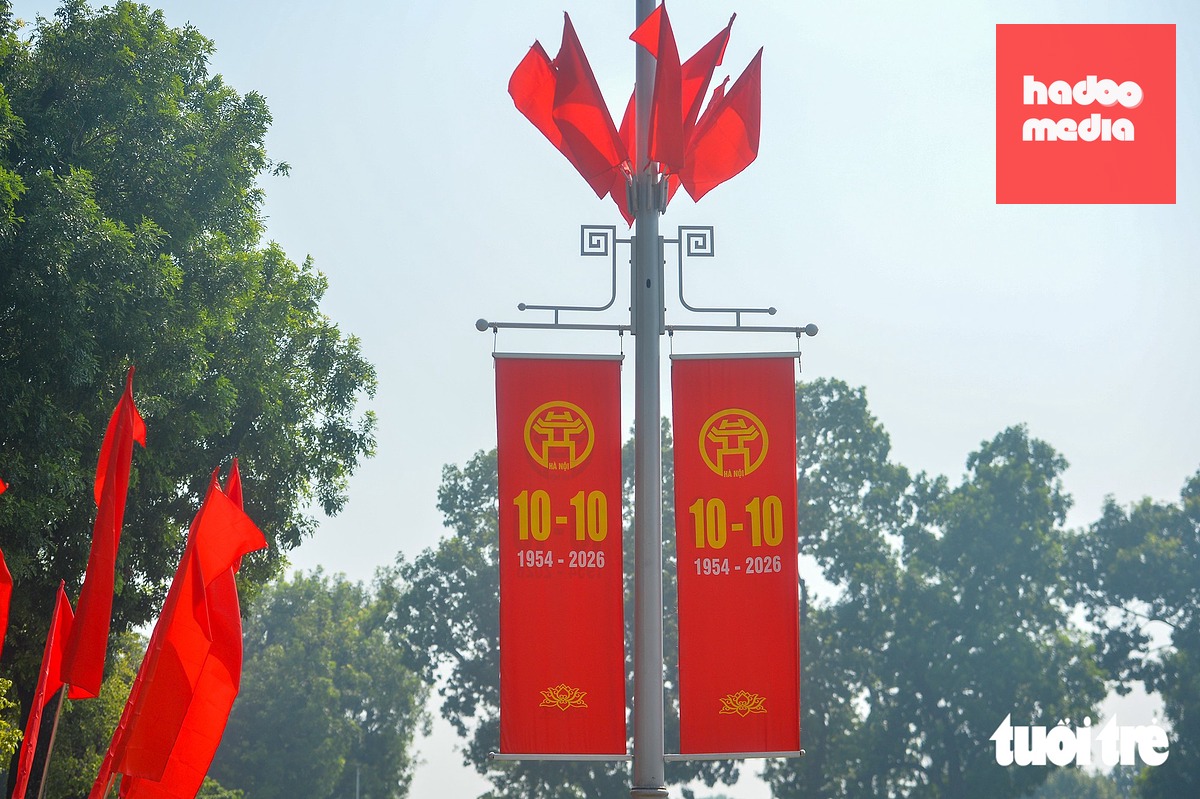NgườiHà Nội tìm góc đẹp, chụp ảnh mừng ngày Giải phóng Thủ đô - Ảnh 7.