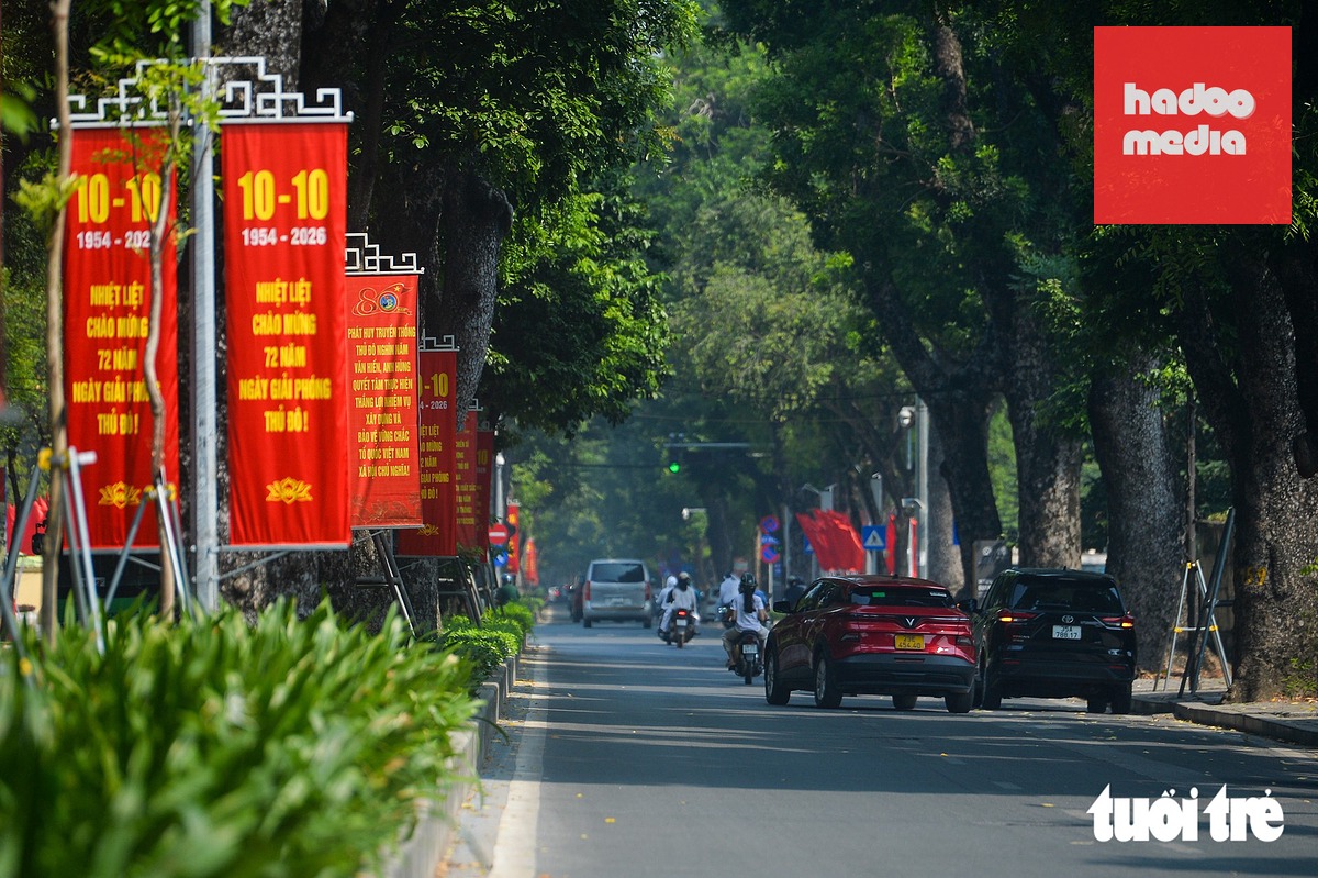 NgườiHà Nội tìm góc đẹp, chụp ảnh mừng ngày Giải phóng Thủ đô - Ảnh 8.
