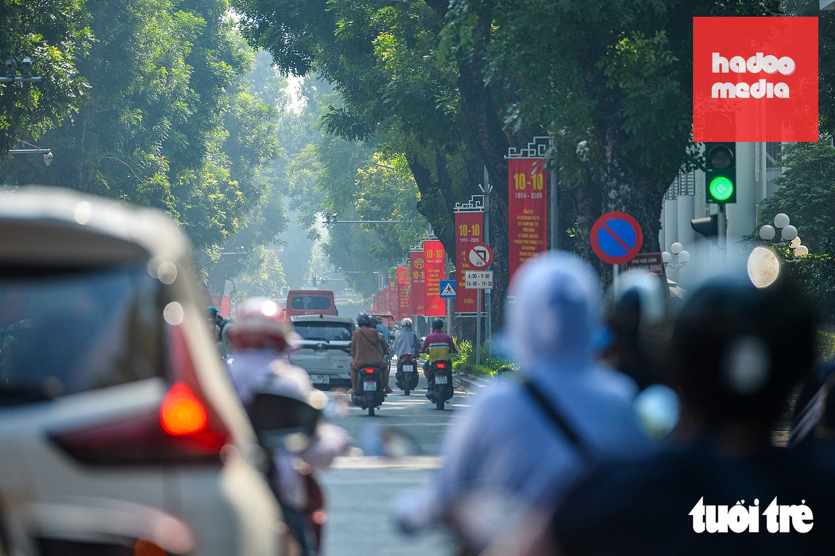 NgườiHà Nội tìm góc đẹp, chụp ảnh mừng ngày Giải phóng Thủ đô - Ảnh 9.