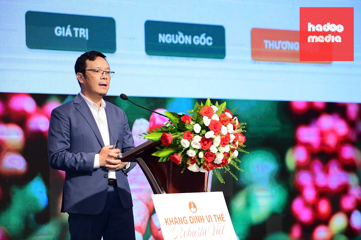 Ông Trần Mạnh Hào - thành viên HĐQT Golden Coffee, Tổng giám đốc SK Connect - trình bày tham luận Nội lực thương hiệu Robusta Việt và cơ hội tiếp cận khách hàng toàn cầu - Ảnh: QUANG ĐỊNH