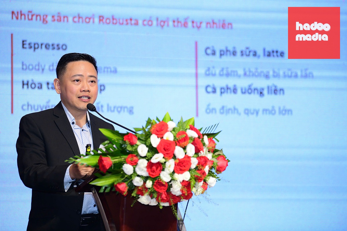 Ông Trần Minh Thắng - Trưởng Phòng Chính sách xúc tiến thương mại (Cục Xúc tiến thương mại) - trình bày tham luận Nhận diện khoảng trống thương hiệu Robusta trên thị trường cà phê thế giới - Ảnh: QUANG ĐỊNH