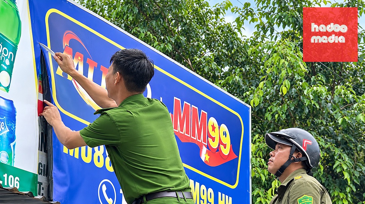 Công an tháo dỡ những biển hiệu quảng cáo ở các cửa hàng, cơ sở kinh doanh tại Ninh Châu có gắn kèm logo, đường link cờ bạc trực tuyến - Ảnh: T.G.