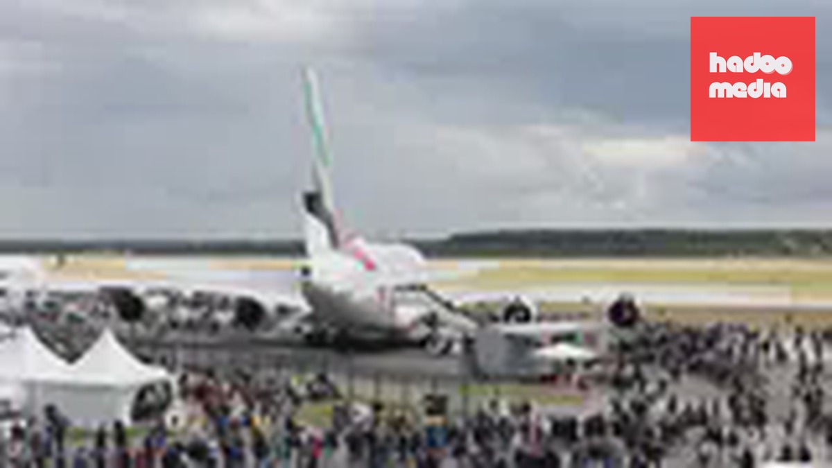 Máy bay Airbus A380 lớn nhất thế giới trở lại Praha với khoang hạng phổ thông cao cấp