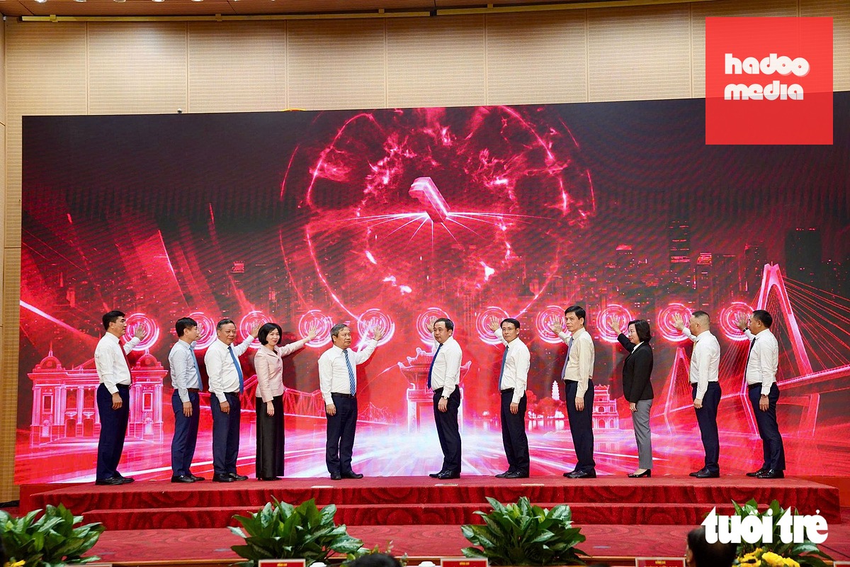 Các đại biểu bấm nút khởi công, khánh thành 18 dự án tiêu biểu - Ảnh: PHẠM TUẤN