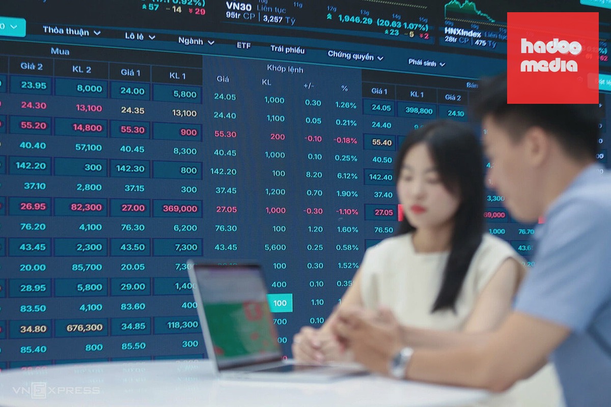 Nhà đầu tư đang theo dõi bảng giá điện tử tại một công ty chứng khoán ở TP HCM. Ảnh: Quỳnh Trần