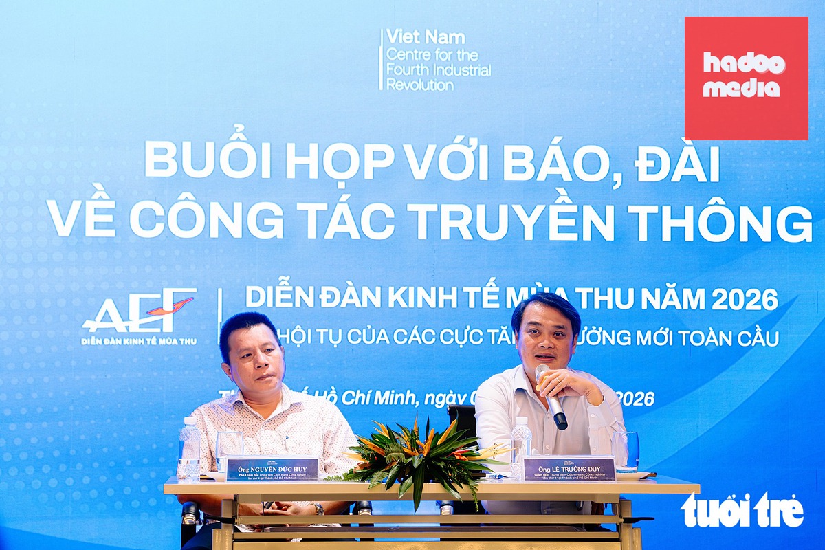 Lãnh đạo Trung tâm Cách mạng công nghiệp lần thứ 4 tại TP.HCM (HCMC C4IR) cùng trao đổi với phóng viên báo đài công tác phối hợp và tiến độ chuẩn bị cho Diễn đàn Kinh tế mùa thu năm 2026 chiều 9-10 - Ảnh: THANH HIỆP
