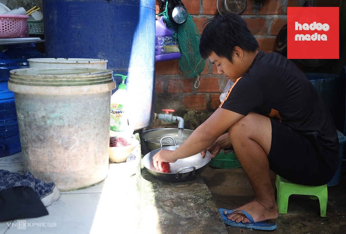 Nhiều hộ mua nước sinh hoạt dẫn từ trên núi. Ảnh: Trần Hóa