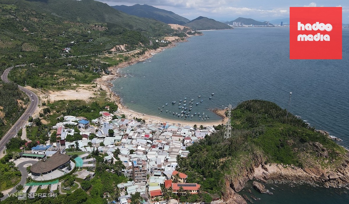 Làng biển du lịch Bãi Xép nằm bên quốc lộ 1D, cách trung tâm Quy Nhơn hơn 10 km. Ảnh: Trần Hóa