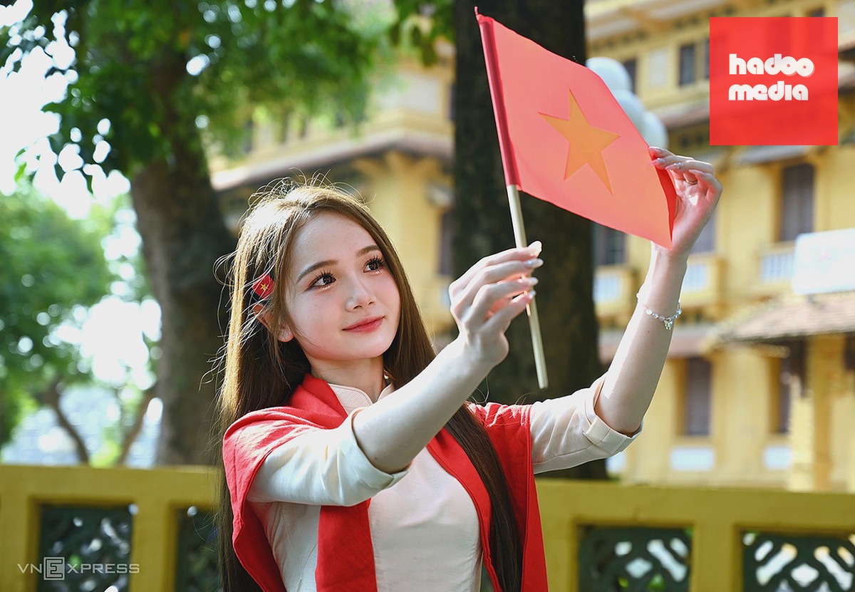 Người trẻ Hà Nội chụp ảnh lưu niệm ngày Quốc khánh năm 2025. Ảnh: Giang Huy