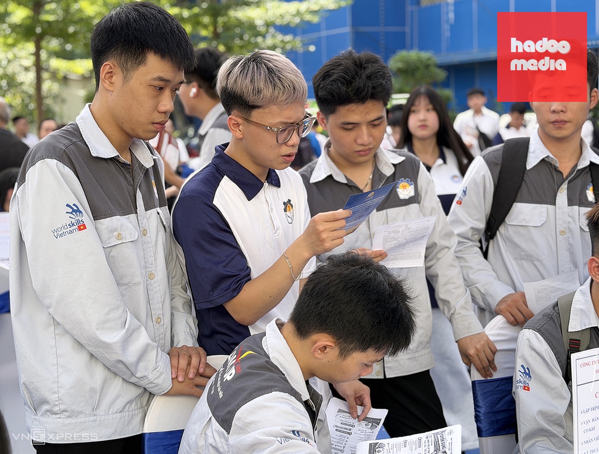 Sinh viên cao đẳng ở Hà Nội tìm hiểu thông tin việc làm trong phiên giao dịch hồi tháng 9/2026. Ảnh: Hồng Chiêu