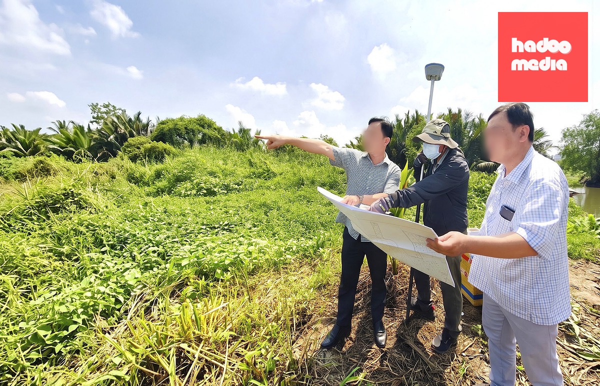 Việc kiểm tra hiện trạng, xác định ranh mốc đất và ký giáp ranh nhằm bảo đảm việc cấp giấy chứng nhận quyền sử dụng đất (sổ hồng) lần đầu được chính xác - Ảnh: TRÍ ĐỨC
