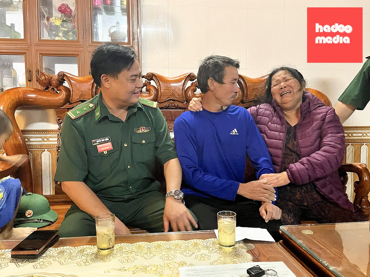 Anh Cường (giữa) đã về nhà an toàn, nhưng vợ anh vẫn chưa hết bàng hoàng - Ảnh: HOÀI NAM
