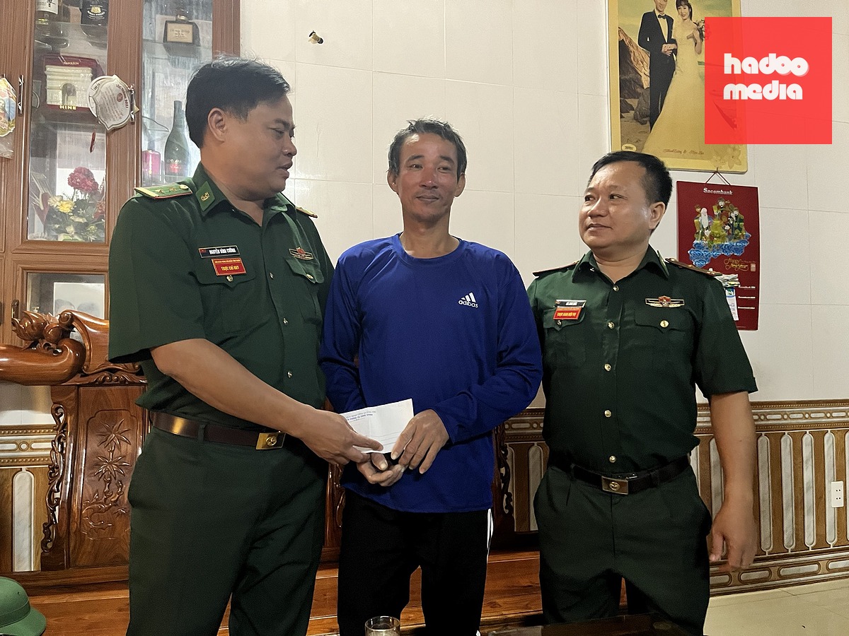 Biên phòng cửa khẩu cảng Gianh thăm hỏi, động viên anh Cường - Ảnh: HOÀI NAM