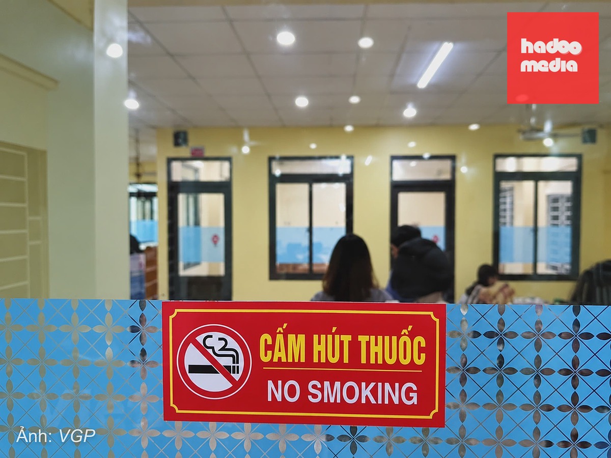 Biển cấm hút thuốc được gắn trên cửa một cơ quan nhà nước. Ảnh: VGP