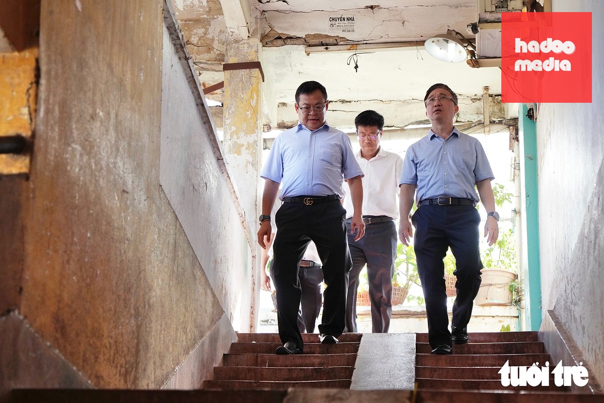 Phó bí thư Thành ủy TP.HCM Đặng Minh Thông khảo sát hiện trạng chung cư Phạm Thế Hiển, phường Chánh Hưng - Ảnh: KỲ PHONG