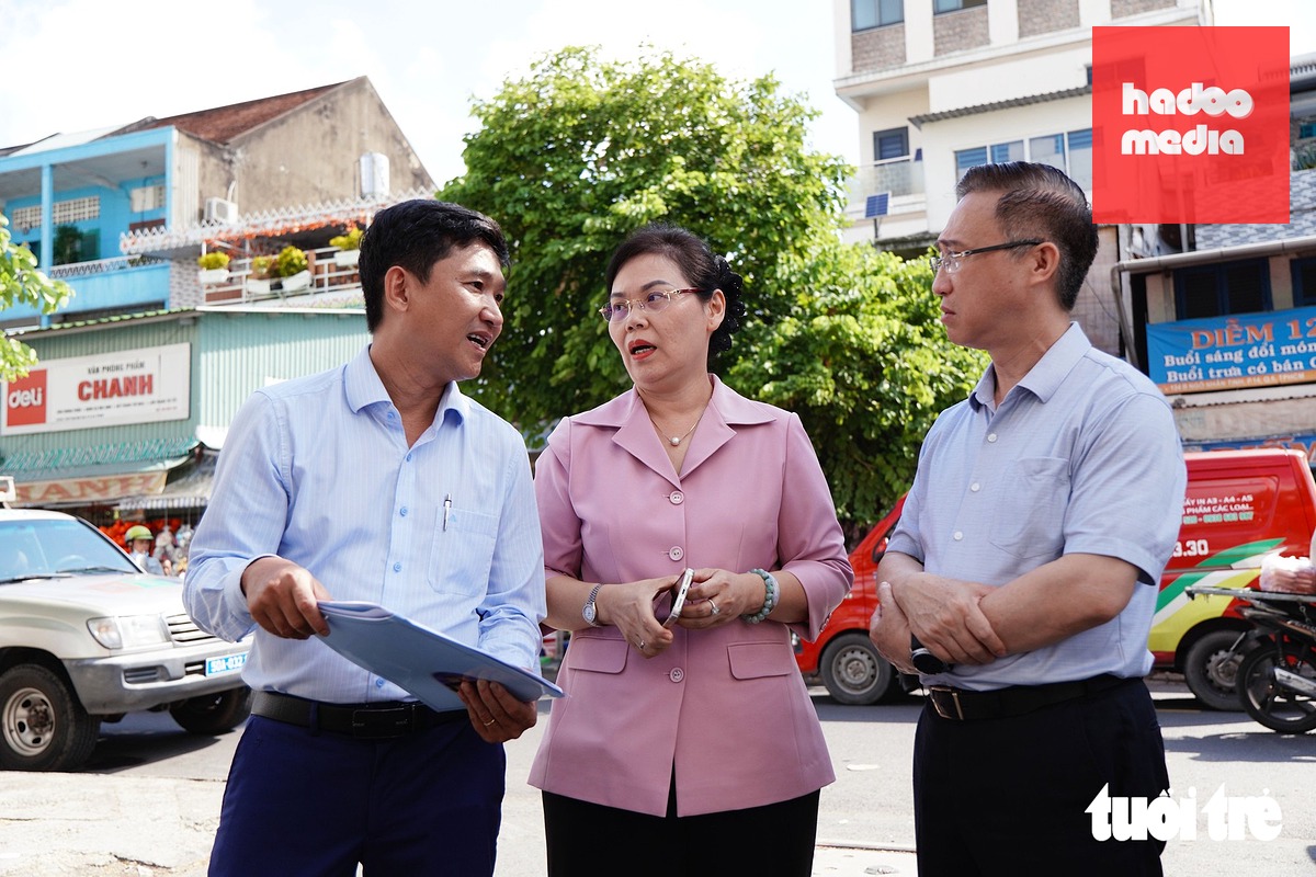 Phó bí thư Thành ủy TP.HCM Đặng Minh Thông khảo sát hiện trạng chung cư thuộc địa bàn phường Bình Tây - Ảnh: KỲ PHONG