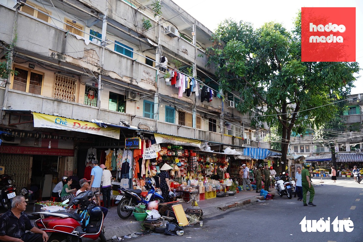 Chợ Phạm Thế Hiển có diện tích khuôn viên hơn 3.800m², 406 điểm kinh doanh, quầy sạp, hiện hệ thống hạ tầng chợ đã và đang xuống cấp - Ảnh: KỲ PHONG