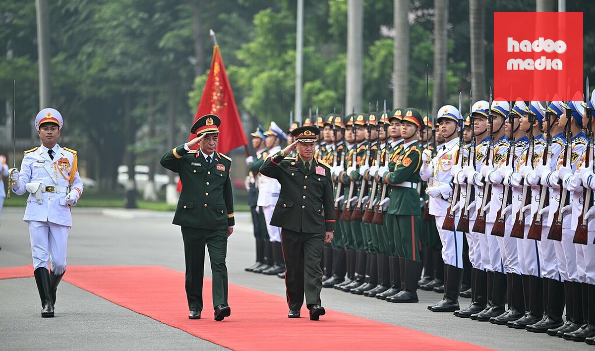 Đại tướng Phan Văn Giang và Đại tướng Khamliang Outhakaysone duyệt đội danh dự QĐND Việt Nam. Ảnh: Giang Huy
