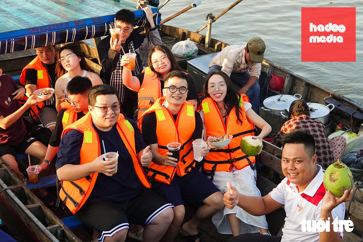 Khách du lịch tham quan chợ nổi Long Xuyên (phường Long Xuyên, tỉnh An Giang) - Ảnh: CHÍ CÔNG