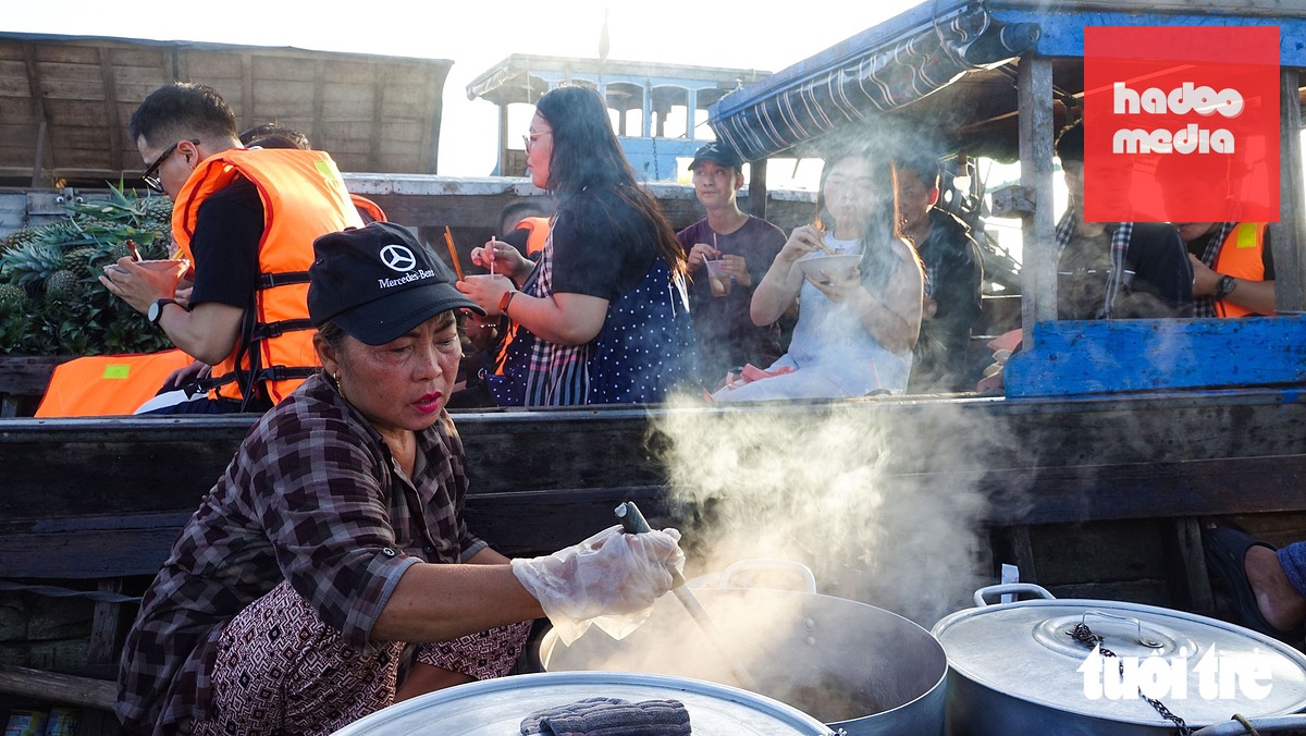 Mỗi ngày bà Nguyễn Thị Kiều Thu (người dân ở phường Long Xuyên) chạy ghe ra bán bún cho du khách và dân thương hồ trên sông - Ảnh: CHÍ CÔNG