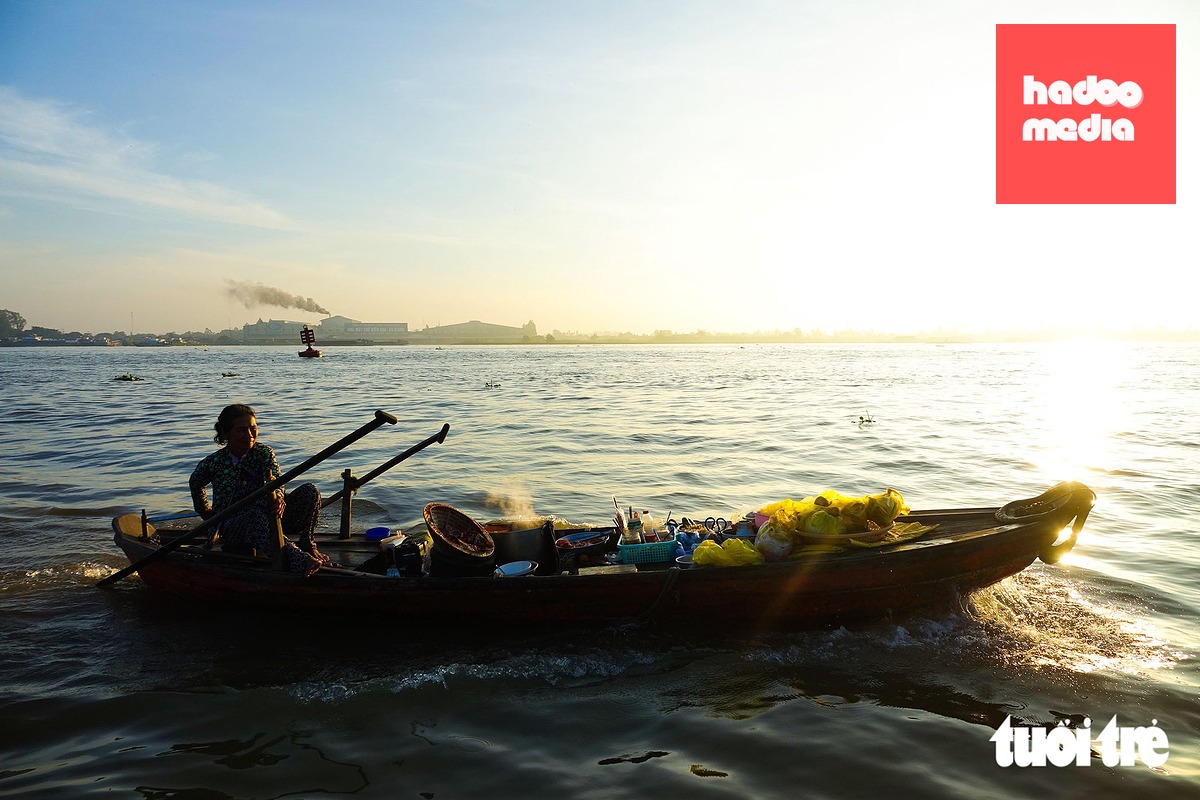 Người dân chạy ghe xuồng mua bán đồ ăn thức uống trên chợ nổi Long Xuyên (phường Long Xuyên, tỉnh An Giang) - Ảnh: CHÍ CÔNG